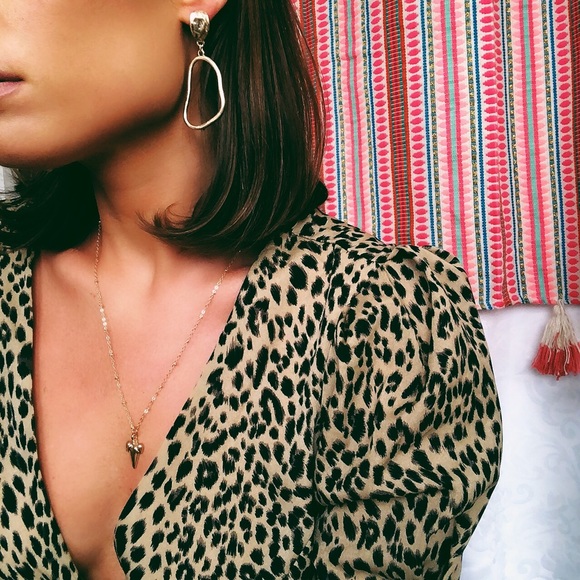 Last 1✨🆕Aretha Gold Shark Tooth Pendant Necklace - Picture 6 of 8